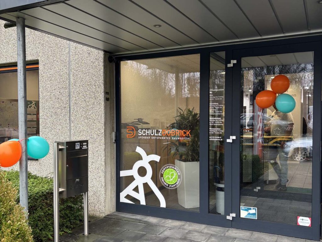 Eingangstuer der Schulz-Dobrick GmbH, geschmückt mit Luftballons zum Tag der offenen Tür