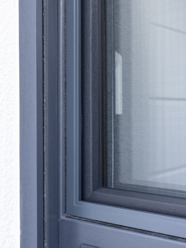 Detailaufnahme eines hochwertigen Spannrahmens für Insektenschutz am Fenster – stabile Aluminiumprofile und feinmaschiges Gewebe für zuverlässigen Schutz bei elegantem Design.