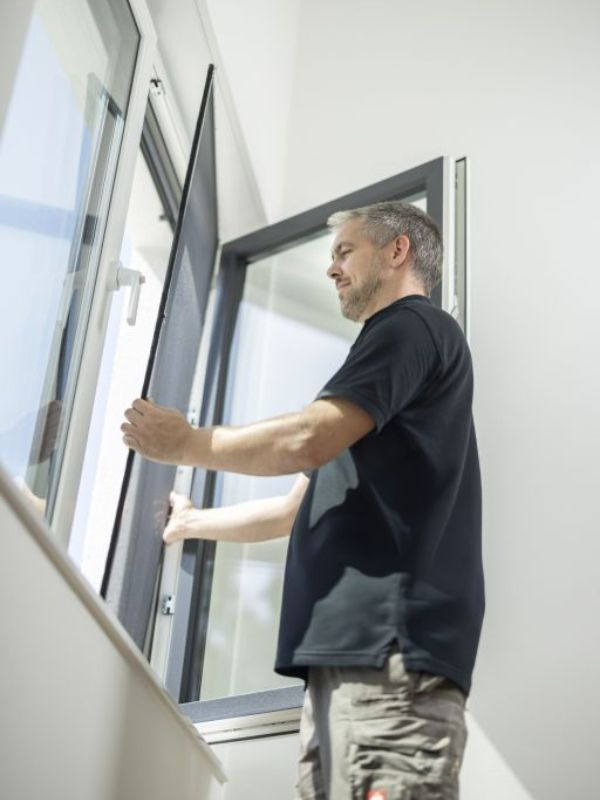 Montage eines Fliegengitter-Pendelfensters, das sich flexibel nach innen und außen bewegen lässt – komfortable, robuste Insektenschutzlösung für moderne Wohnräume.