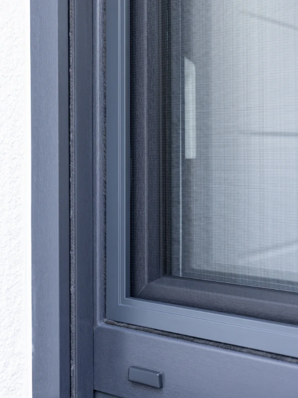Detailaufnahme von drei übereinander gestapelten Fliegengittern nach Maß in verschiedenen Rahmenfarben.