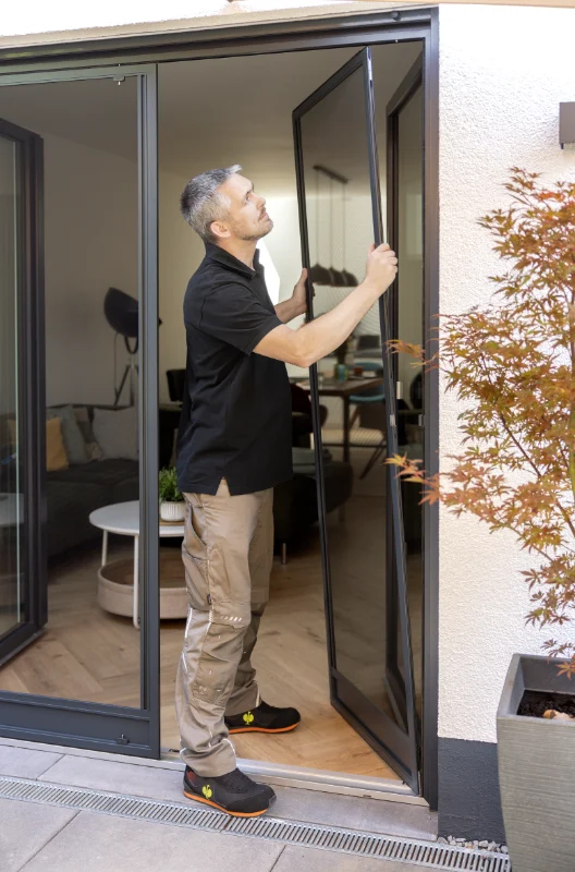 Montage eines maßgefertigten Insektenschutz-Plissees an einer Terrassentür – flexible, platzsparende Lösung für modernen Wohnkomfort und zuverlässigen Schutz vor Insekten.